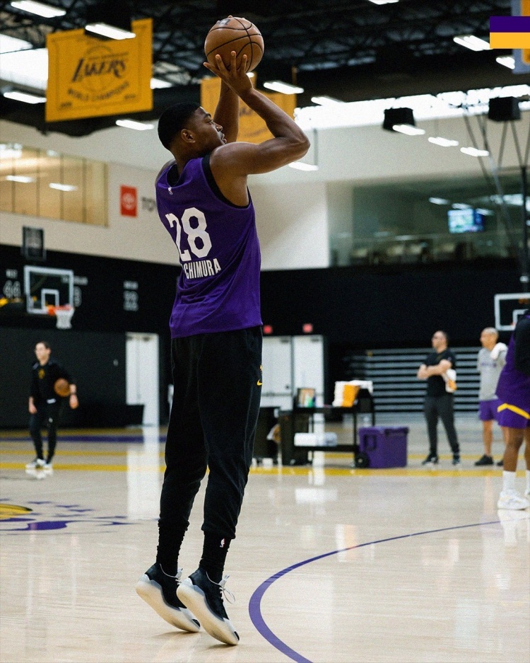 【湖人训练日 🏀🔥 备战进行时！湖人队训练现场直击📸】在前往客场的路上，湖