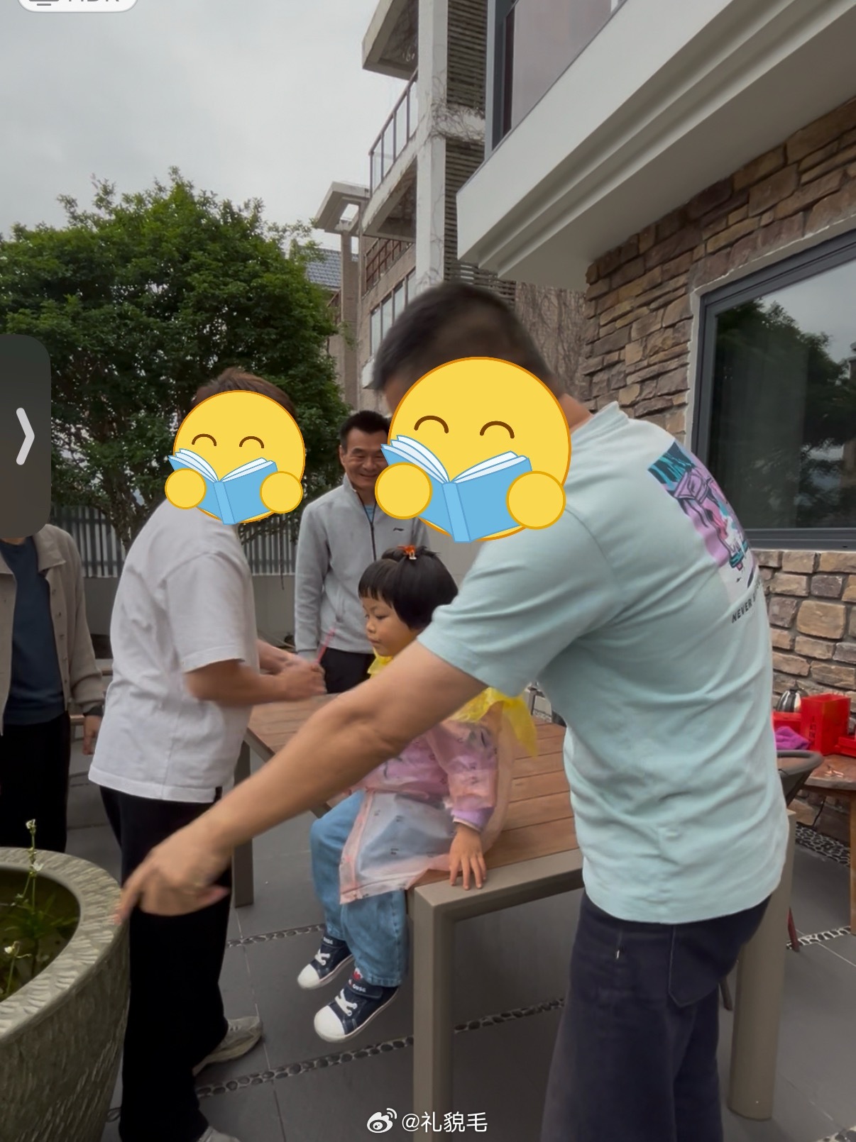 球宝剃头多大阵仗吧说要一边看鱼一边剃，大人们就把桌子清空了搬到鱼缸前面，让她一边