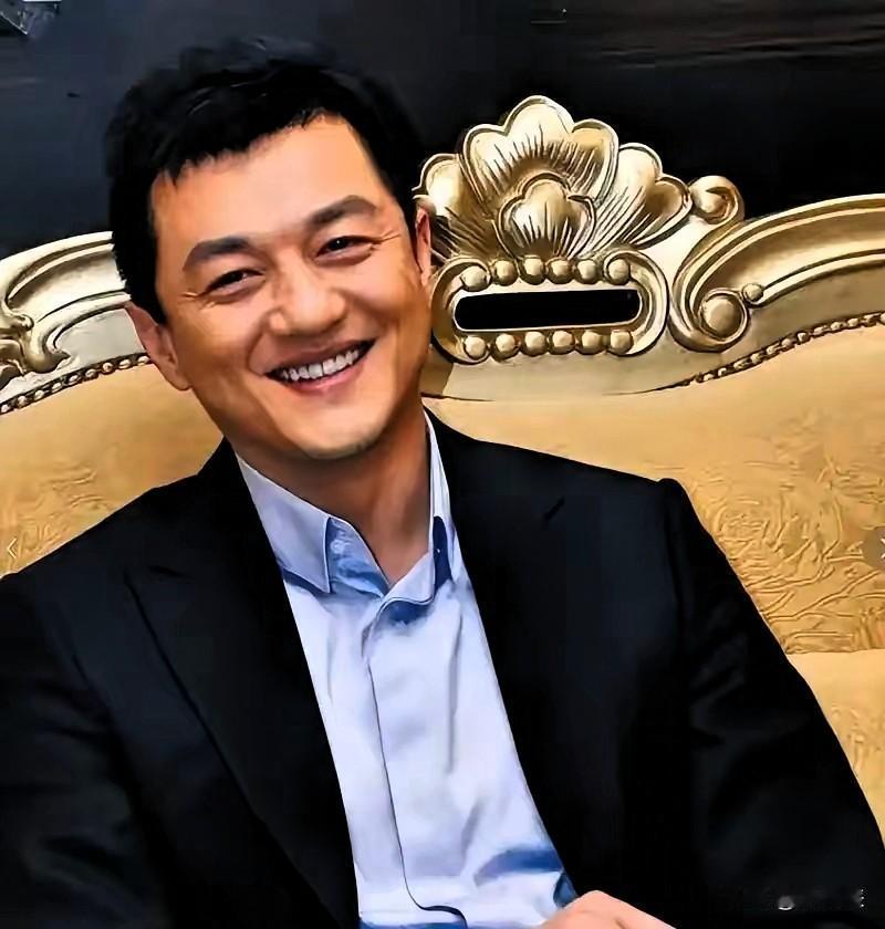 李亚鹏今晚是真喝大了，刚刚忍不住在社交平台上晒了段视频，激动得跟镜头显摆：“牛不