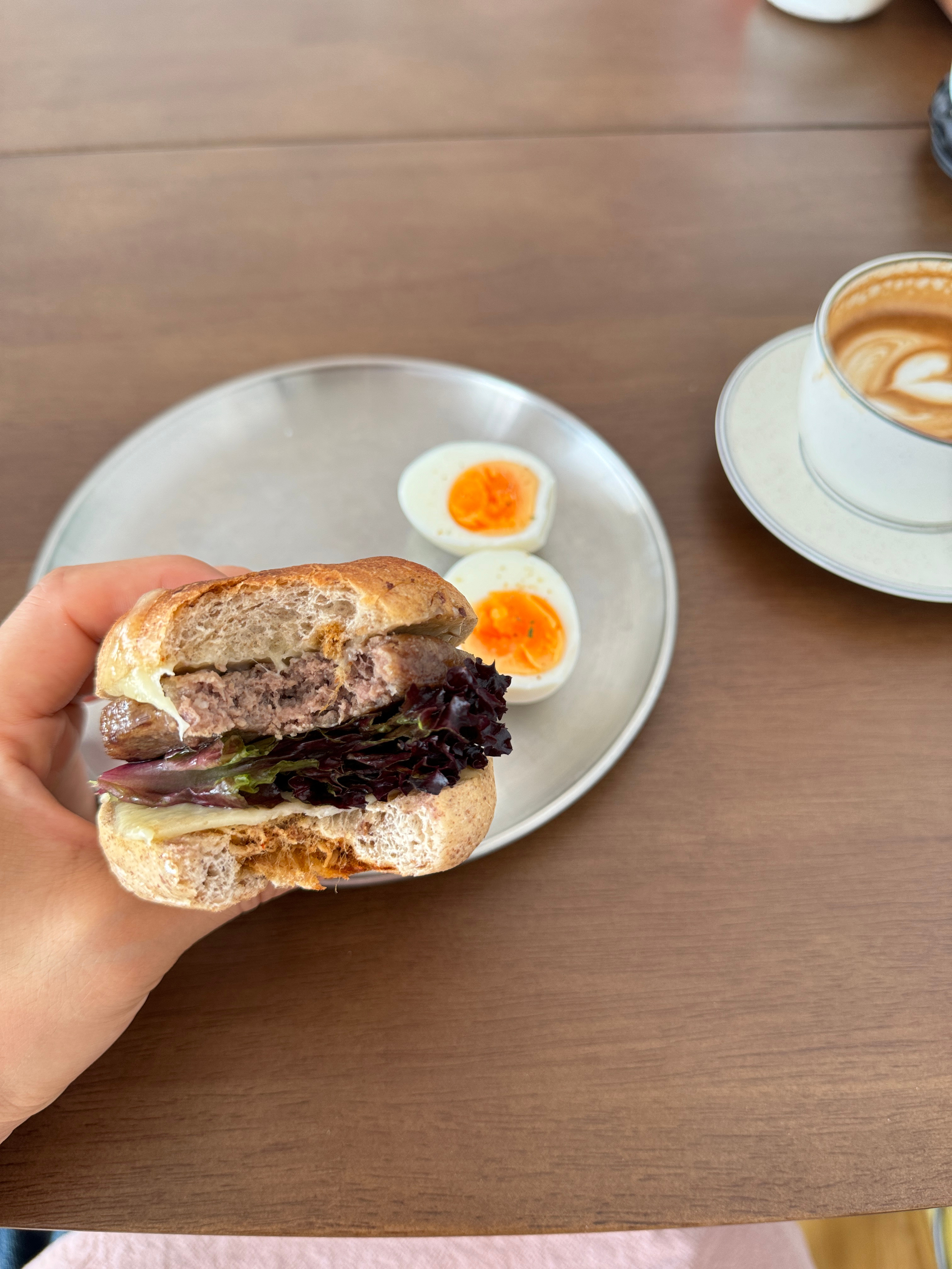 冰箱里找了一个小号的辣牛肉松贝果，上批剩的边角料做的，搭牛肉饼，做个三明治🥪?