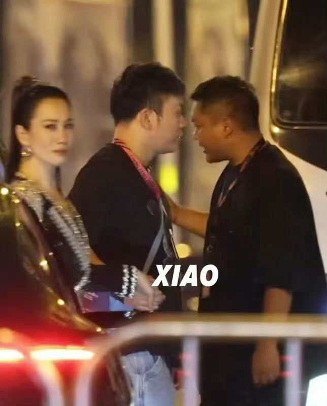 老戏精了……还专门看一眼生怕不知道她哭了。摔倒了和不记动作不排练一点关系没有温峥