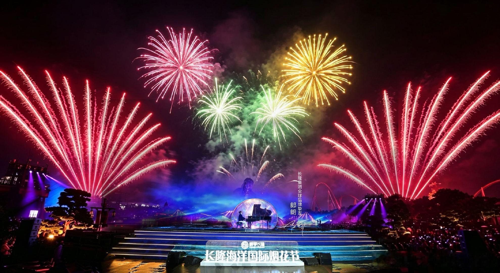 郎朗横琴雨中琴夯爆了夏夜限定沉浸式钢琴演奏会来了！漫天烟火衬托纯粹琴声，郎朗精准