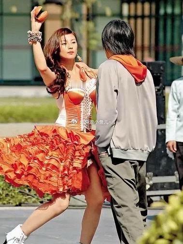 张雨绮刚出道不久，和周星驰接拍了芬达的广告，广告中，张雨绮和周星驰在街头起舞，那