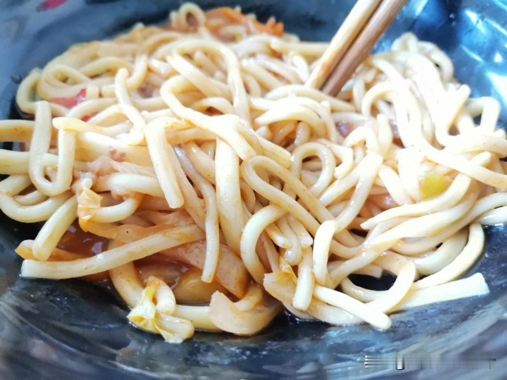 今天分享一下炒面
材料:面条，牛肉、大白菜、蒜台、洋葱、青椒、粉条、芹菜、大蒜。