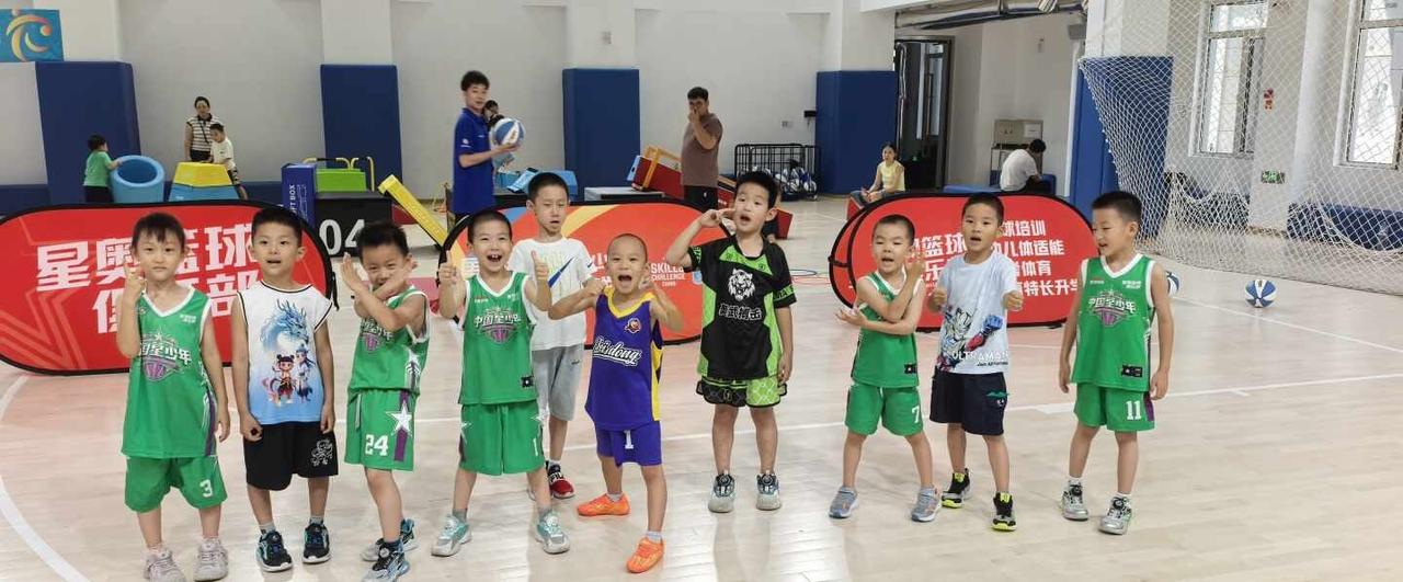 球场挥洒汗水，少年向阳成长，篮球为伴，勇敢向前。少儿篮球 篮球训练 篮球🏀