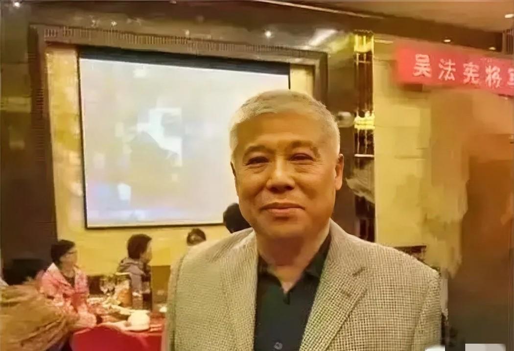 1972年，吴法宪的儿子吴新潮从部队提前转业，背着简单的行囊来到了一个农场，此时