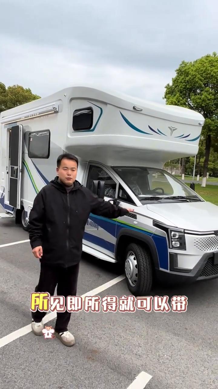 后厨卫大电量。
今天给大家介绍的是皓旅房车刚下线的大电量版本，五菱新能源房车后上