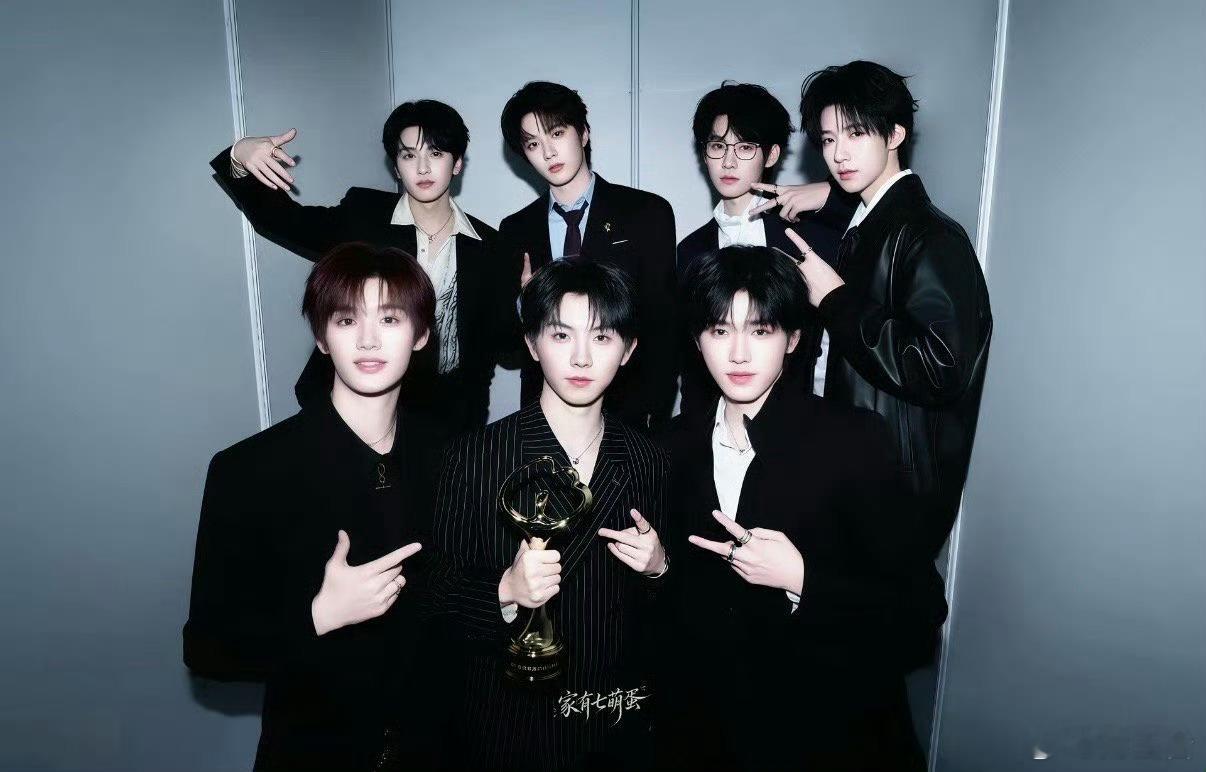 时代少年团 单飞 其实不用吵，单飞不解散本就是内娱养成系的必然趋势。成团六年，成