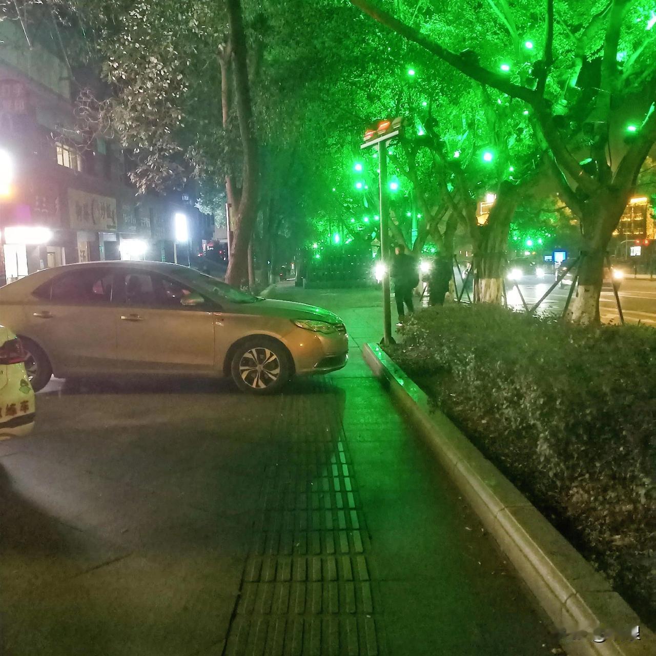 昨晚上  在自贡客运站的马路对面的惠川广场旁

看（题图）这辆车车真有点又“牛”