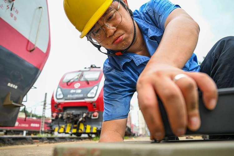 每周双休劳动法早有规定，但具体实施中差距很大，劳动者不光双休是奢望，恐怕单休都无