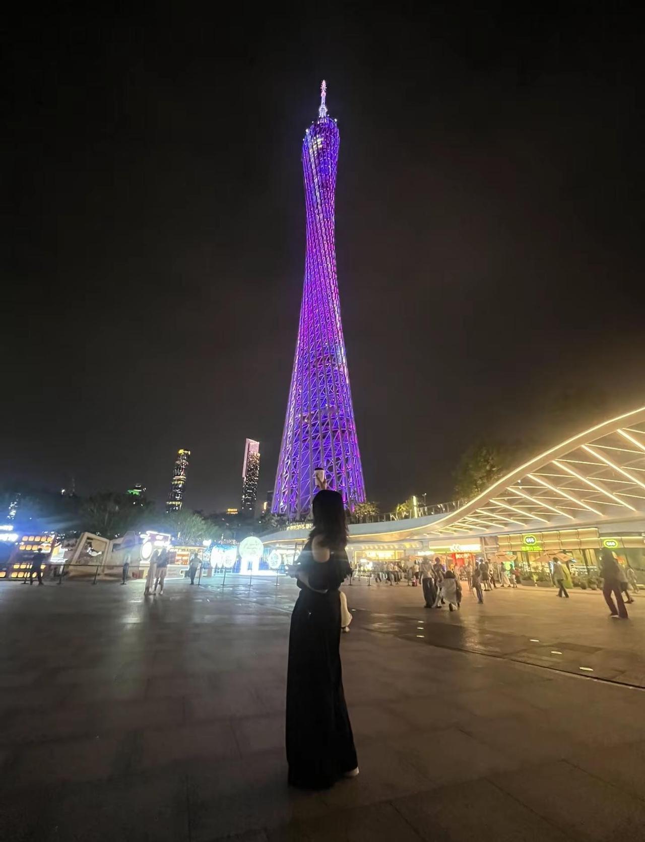 挤一趟人海不一趟广州塔小曼腰 广州塔夜景留念 广州塔打卡拍照 广州塔夜景小蛮腰