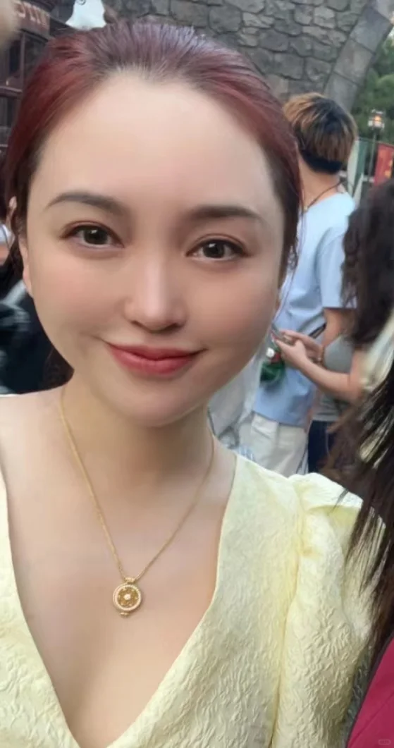 金莎干嘛染酒红色头发？