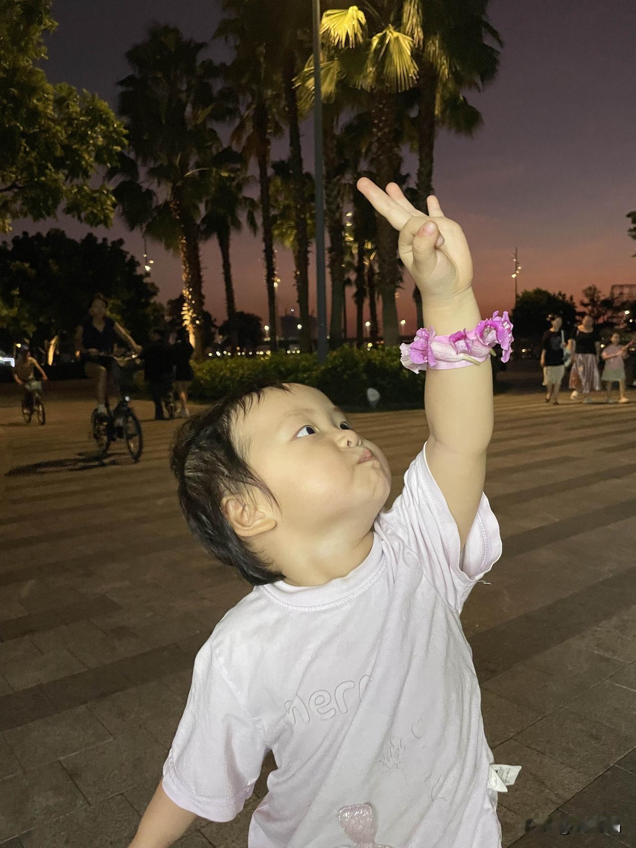 一到周末，娃就嚷嚷着让爸爸带我们去公园玩，公园遛娃除了草坪、露营、吹海风，户外手