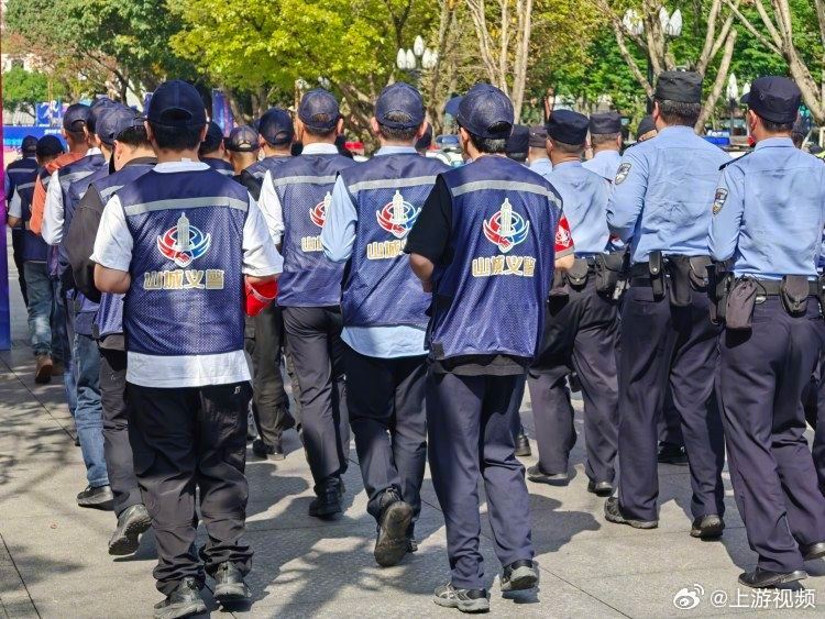 #重庆市渝中区山城义警举行启动仪式# 【骑手、调解专家、司机……现在他们都是“山