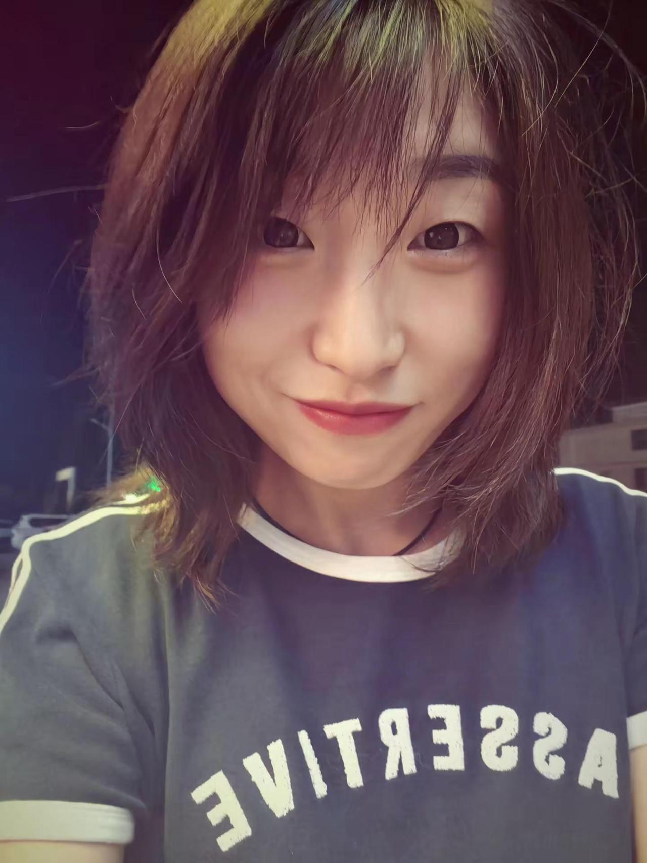 人总喜欢通过做一些事情意味着新的开始 比如减掉头发
