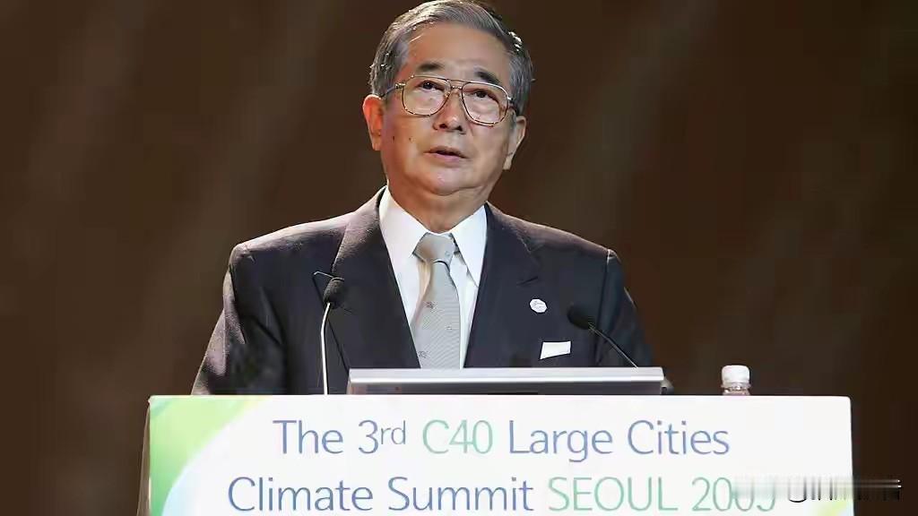1989年，日本敢拍着桌子对美国说“不”。到了2026年，日本首相坐在特朗普面前
