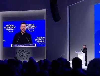 泽连斯基在达沃斯论坛上演讲。

“就在去年，在达沃斯，我以这样的话结束了我的演讲