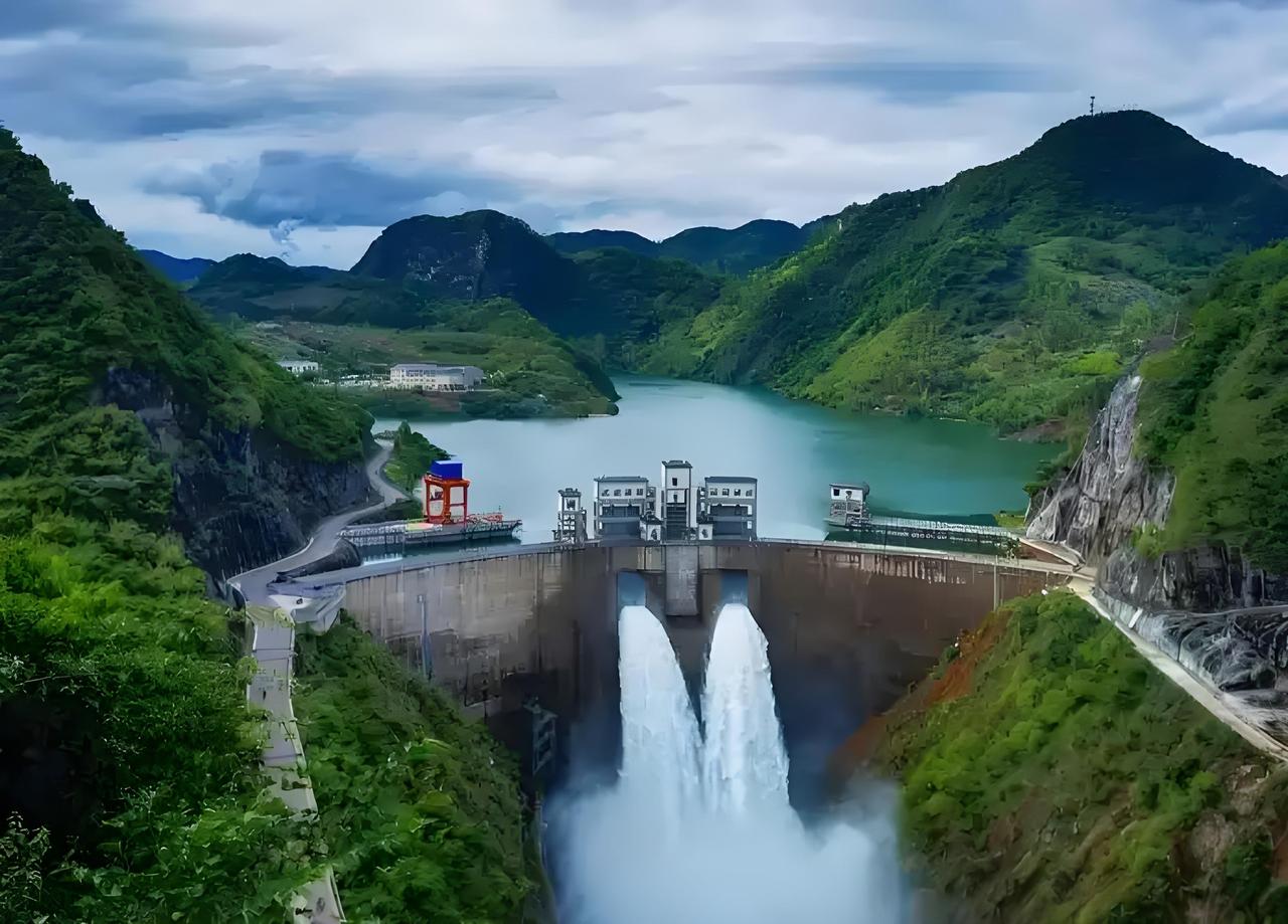 眼下正是冬修水利的黄金时节，全国各地都在全力以赴推进水利基础设施的建设工作。引江