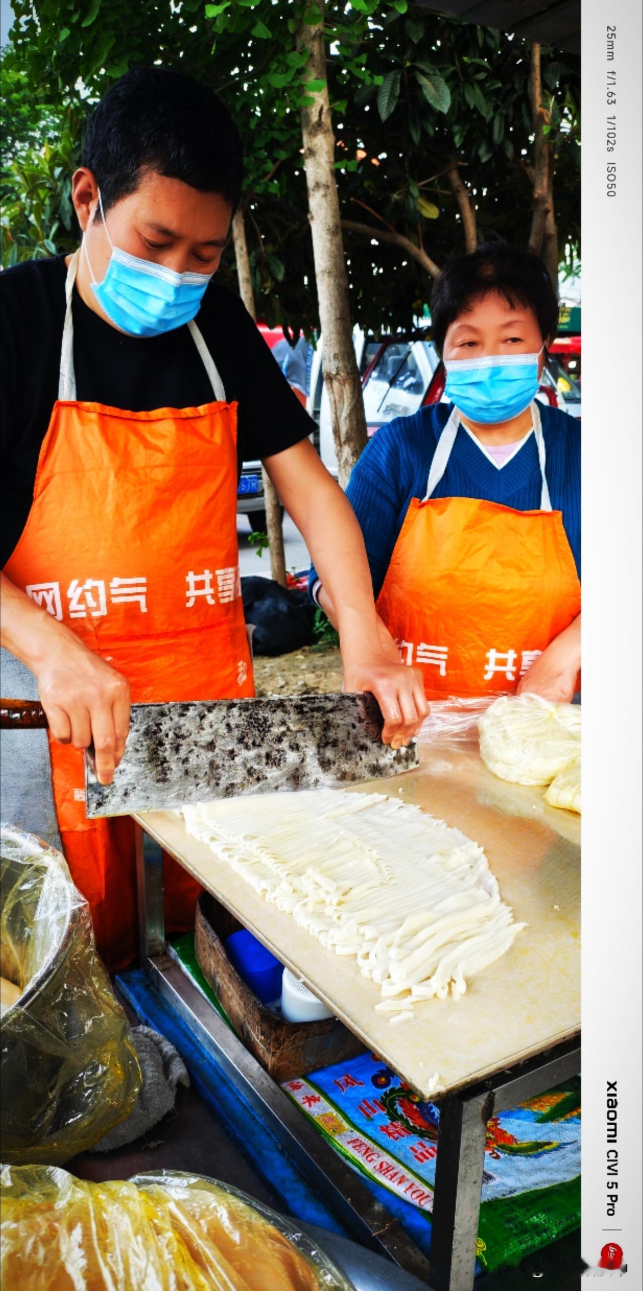 进入夏天，小城人家对于面皮的需求明显增加，排队买面皮两张三张四张，看着一摞面皮在
