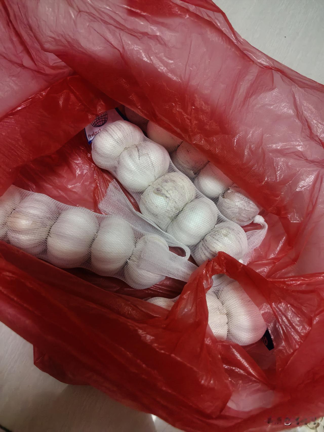 做点腊八蒜吃
     其实我不是特别讨厌吃蒜，糖蒜算是比较喜欢的人但是外面买的