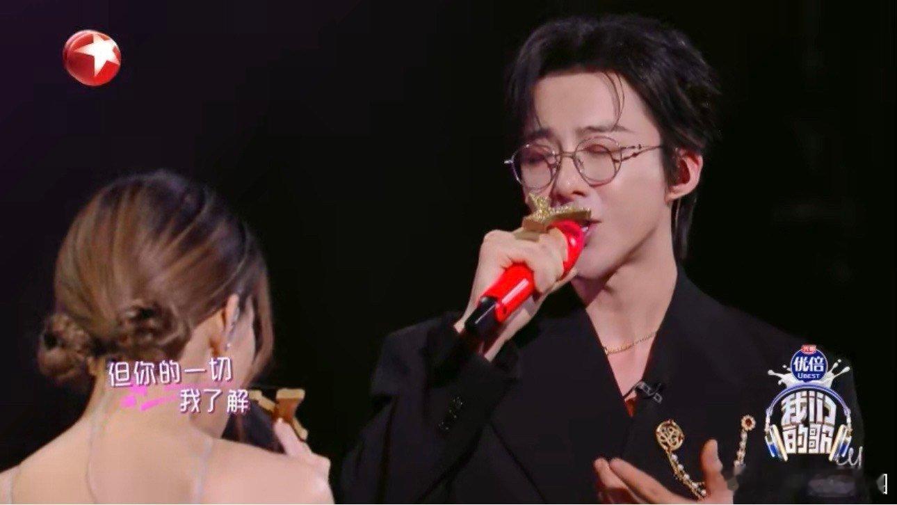 #戴佩妮耳语和刘宇宁讲悄悄话#这绝对是老搭档间才有的自信与默契！想当年可能还有点