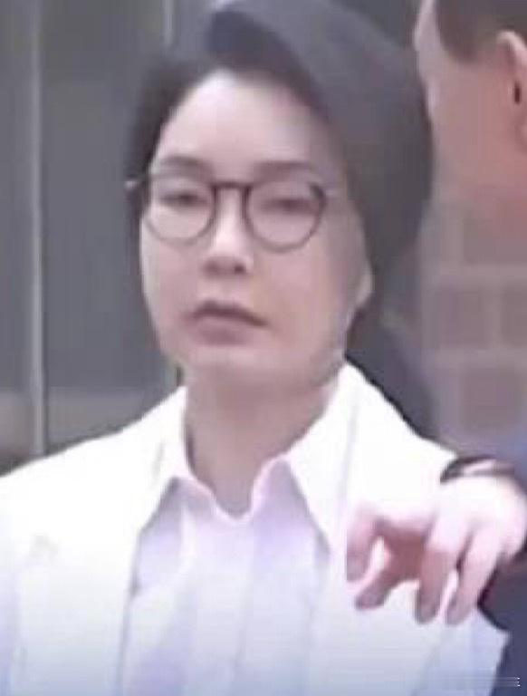 金建希博士学位也没了有没有办法把她的整容脸也给撤回一下，我想看看这人真实长啥样[