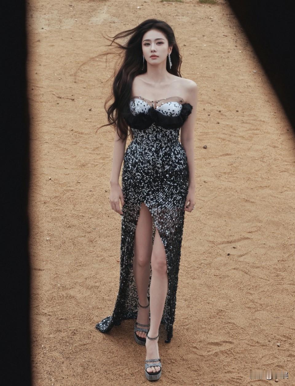 白鹿今日星光大赏红毯造型来了！
这次比较特别，跟以前不一样，质感也很好，尝试不同