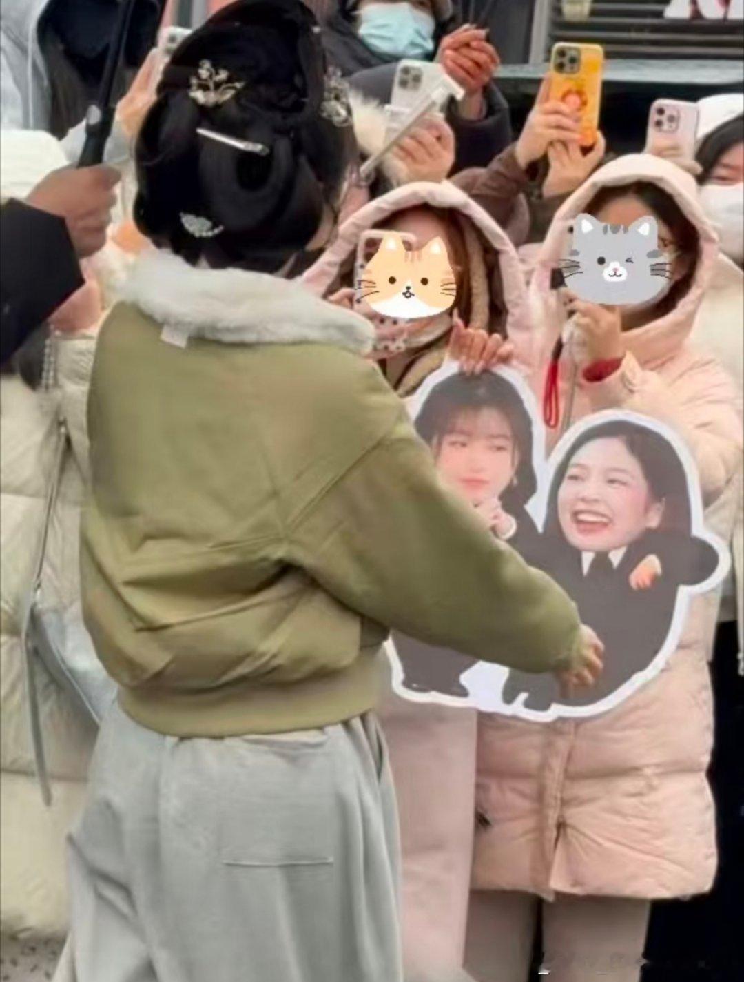 人未到 手已经伸出要抱抱鱼丝就这么会