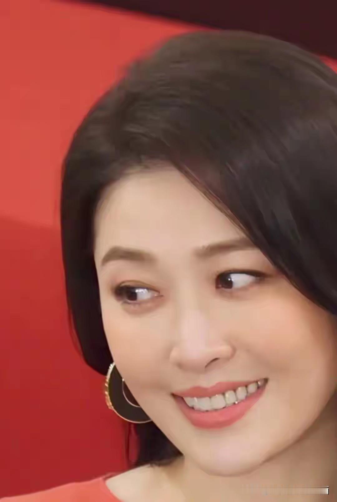 周丽淇快50岁了，看起来状态比30岁的要好 ，为什么香港人这么显年轻呢，而且一眼