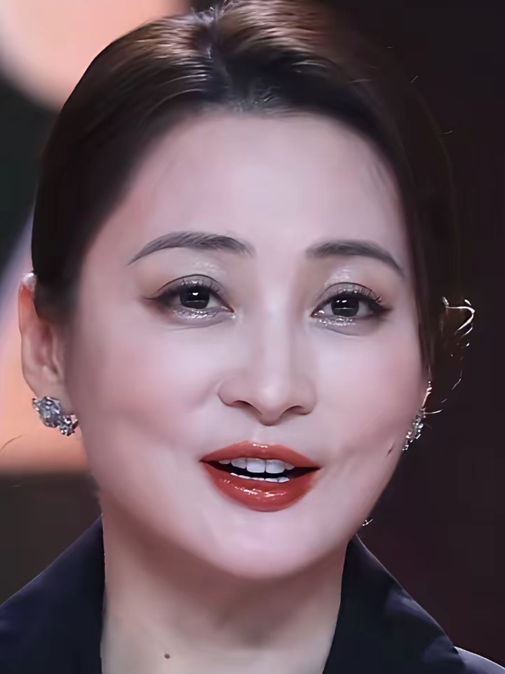 蒋勤勤五十岁了还这么水灵，这一双眼睛当初不知迷倒多少人。她年轻时的水灵让人看一眼