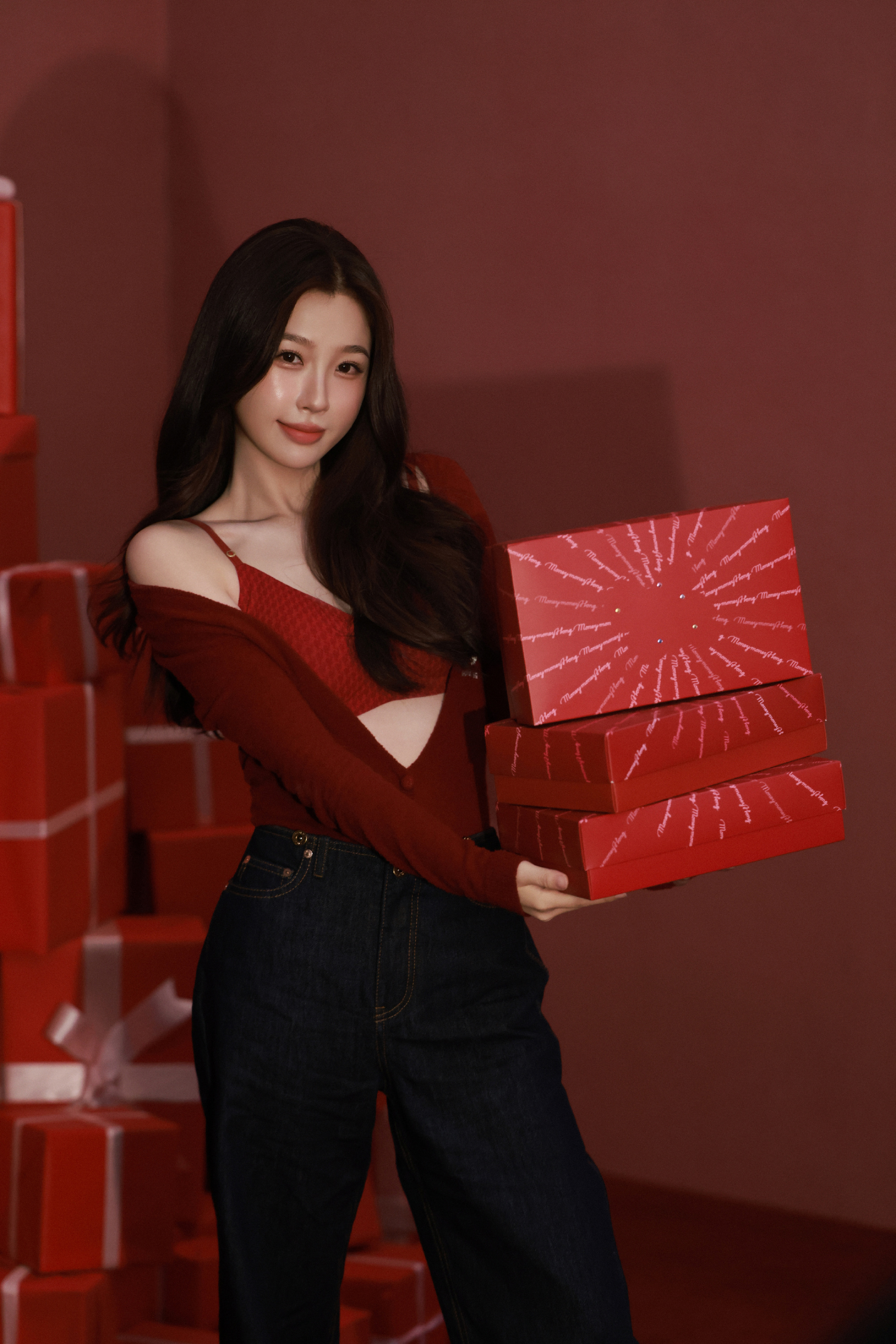 虞书欣品牌写真大片，新的一年红红火火 