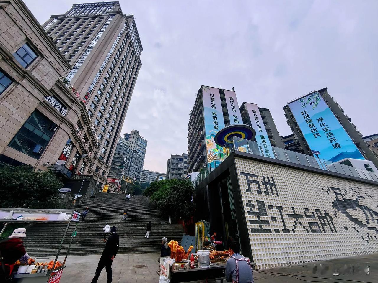 万州区望江大台阶完工建成了，在市民登梯健身的同时，又为市民品茗休闲娱乐的好去处，