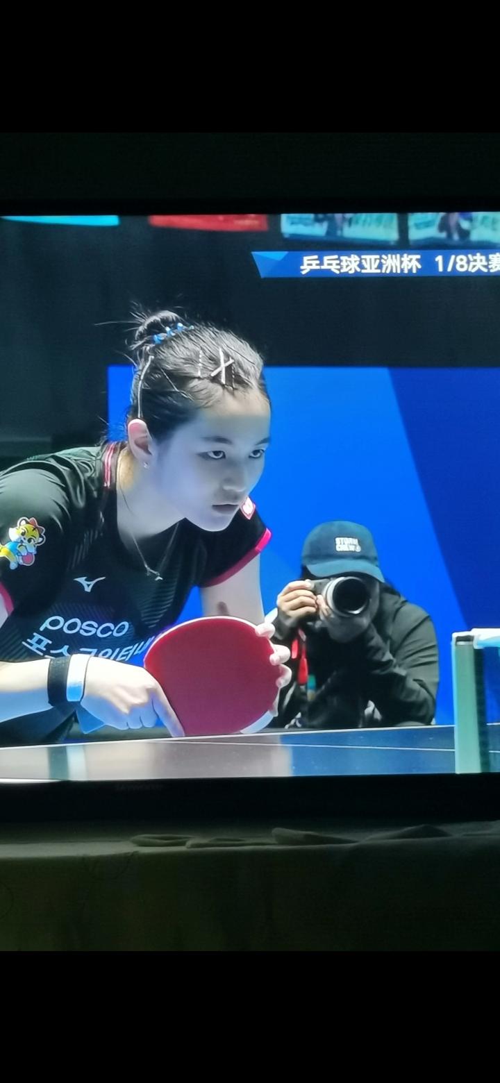 看亚洲杯孙颖莎vs金娜英，莎莎3-1逆转晋级，大比分2-1时还被韩国小将先下一城