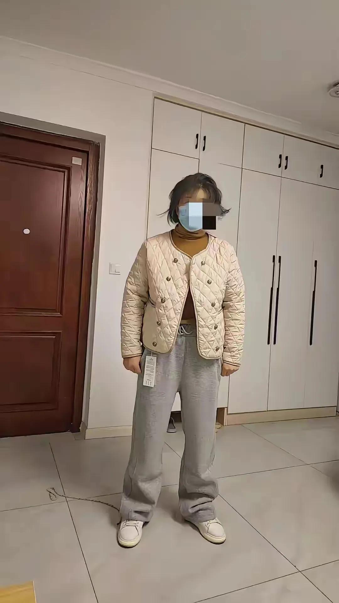 这位大妈穿的衣服好看吗？近日，广东乡下的一位大妈刚刚过完55岁的生日，这套衣服其
