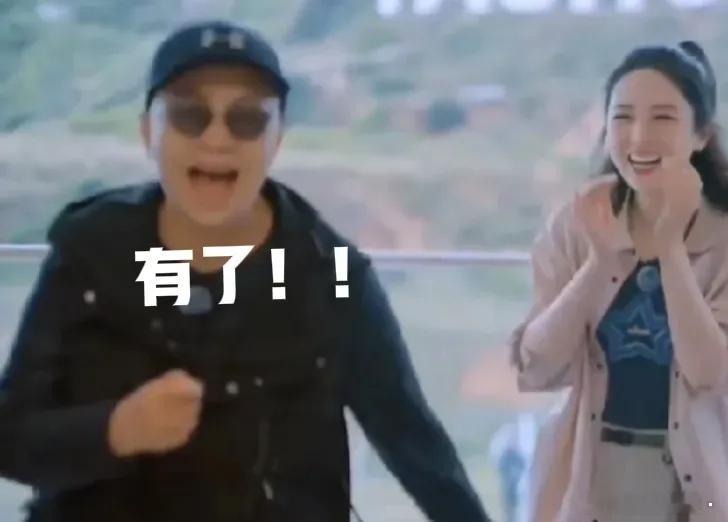 节目里，宋丹丹许久没看到董璇，一见面就问董璇：“你谈恋爱了不？”董璇看着镜头有些