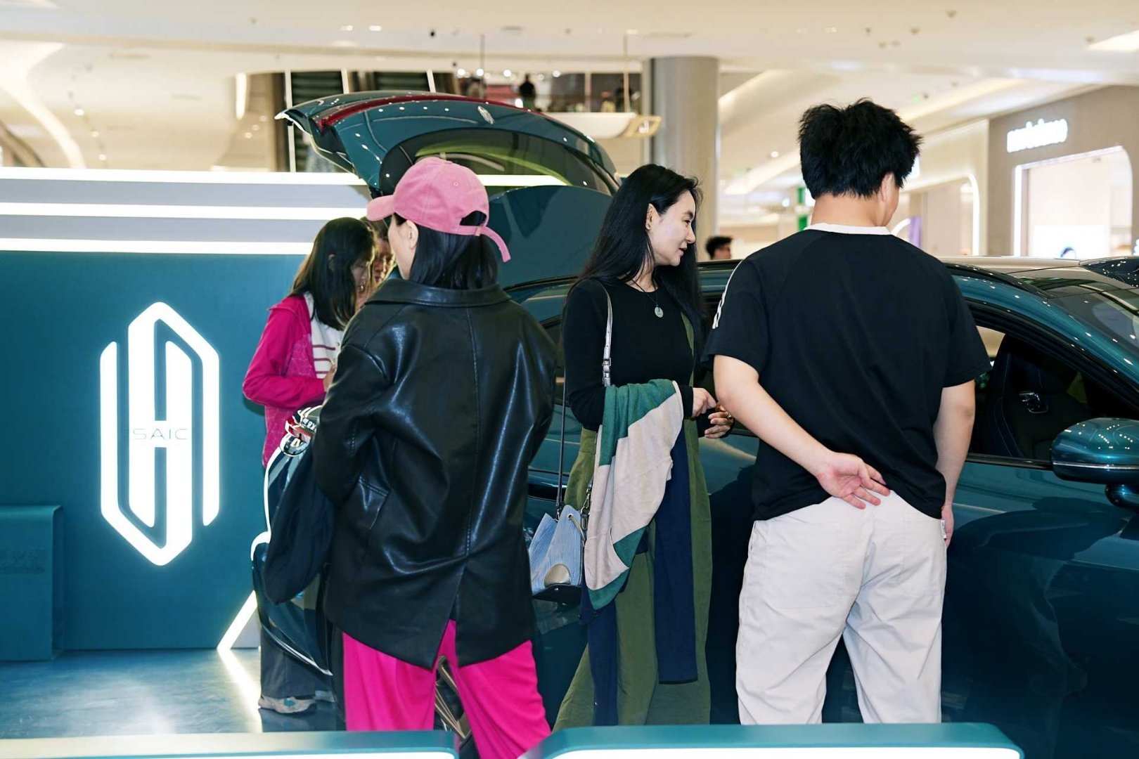 五一尚界门店客流爆棚尚界销售称购车用户女性过半 五一期间尚界门店成热门打卡地，人