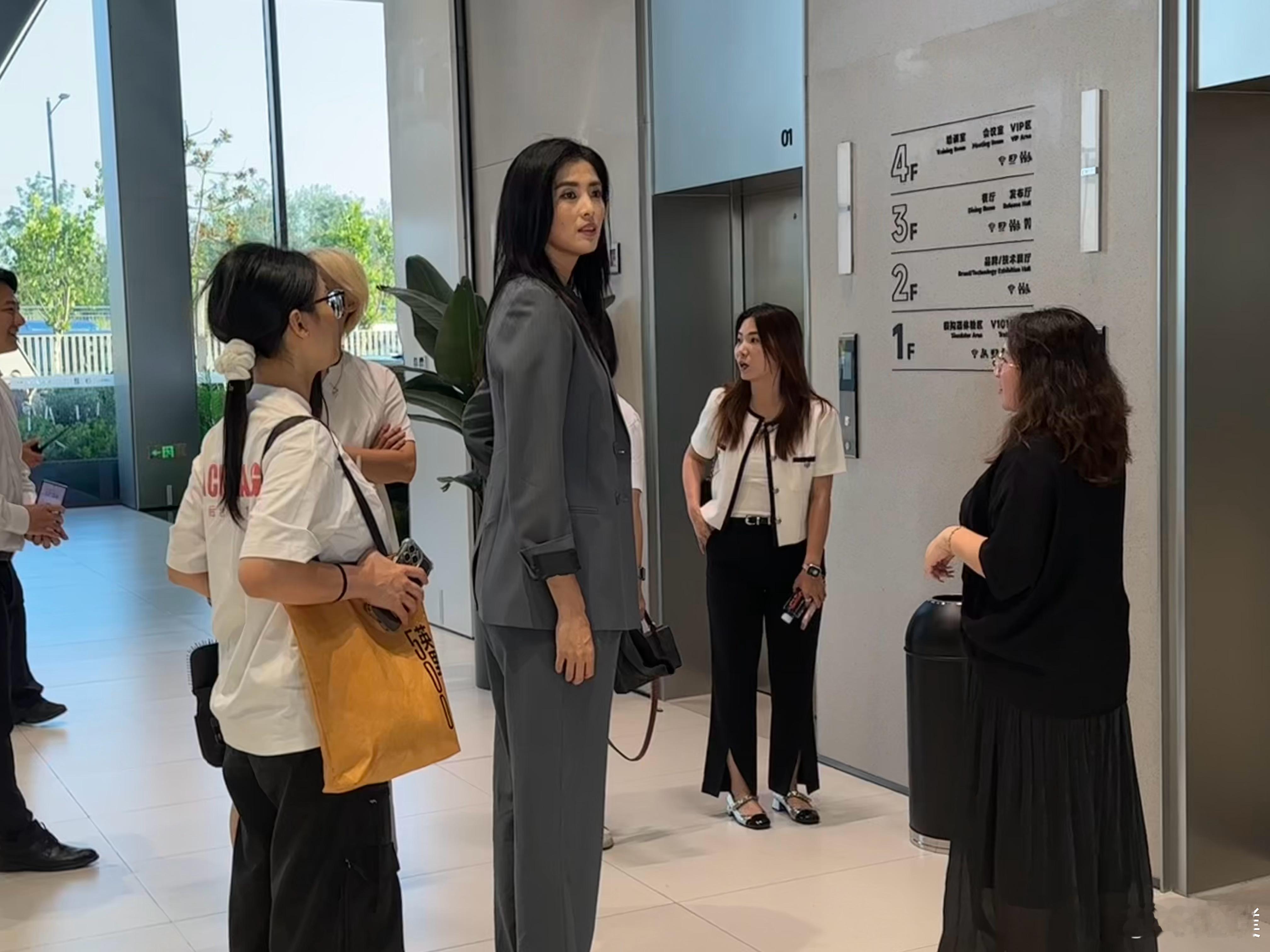 偶遇到比亚迪汉L第100万台车主，前国家队女足门将赵丽娜比亚迪汉l ​​​