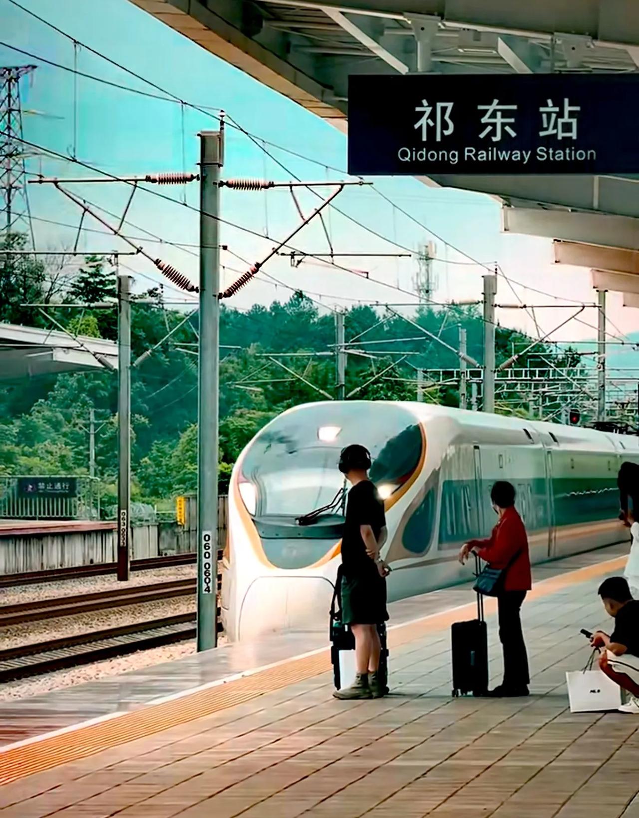 说到祁东县高铁站，真的很有趣！祁东高铁站内线路只有四条，可祁东高铁站广场大的有点