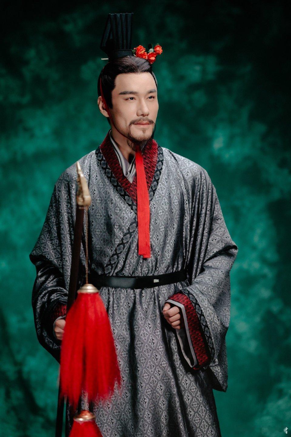 胡兵化身春晚花神石榴红亮相 从T台到汉宫，胡兵春晚无缝切换！石榴红装饰演绎张骞，