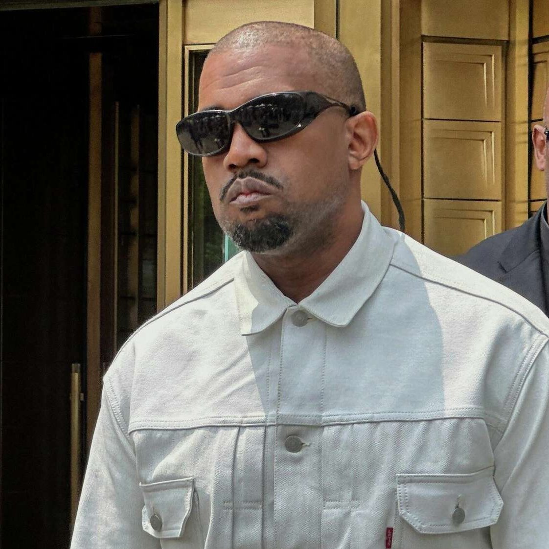 活久见！坎耶在华尔街日报刊登长篇道歉声明！在声明中坎耶表示，二十五年前的车祸造成