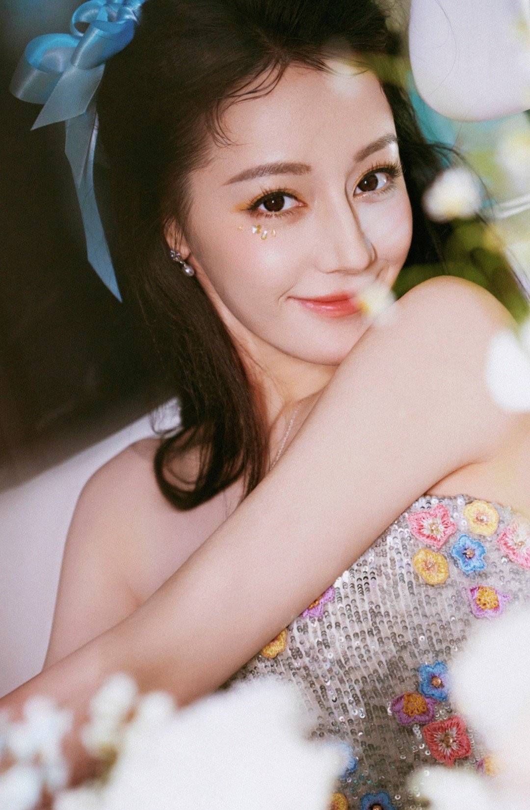#迪丽热巴花朵刺绣高定# 迪丽热巴钻石眼妆美的让我不停尖叫，你就是那花中的仙子，