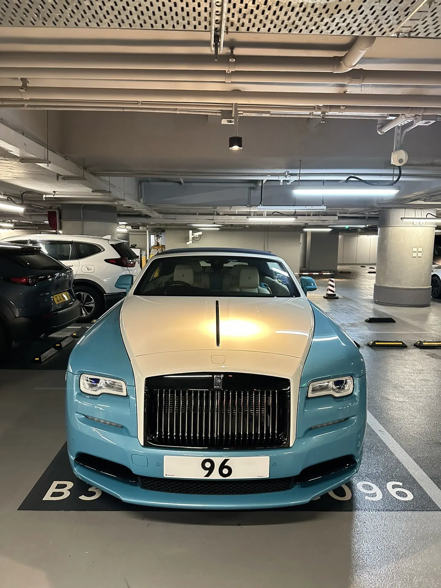 香港k11地库偶遇劳斯莱斯曜影96号车牌，这应该就是香港自订车牌的魅力...