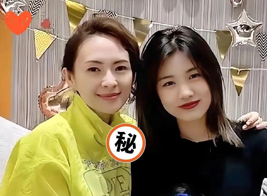 她不是亲妈，却比亲妈还上心。
接送上课、陪上网课、毕业典礼站C位。
小苹果一句“