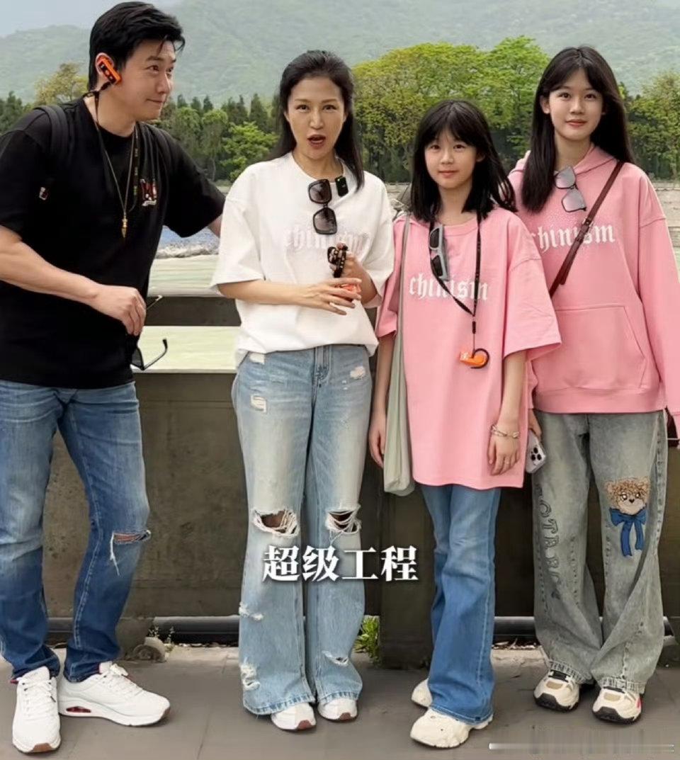 第一次见一家人共用一张脸陆毅鲍蕾腿精 ​颜值太高了 ​​​