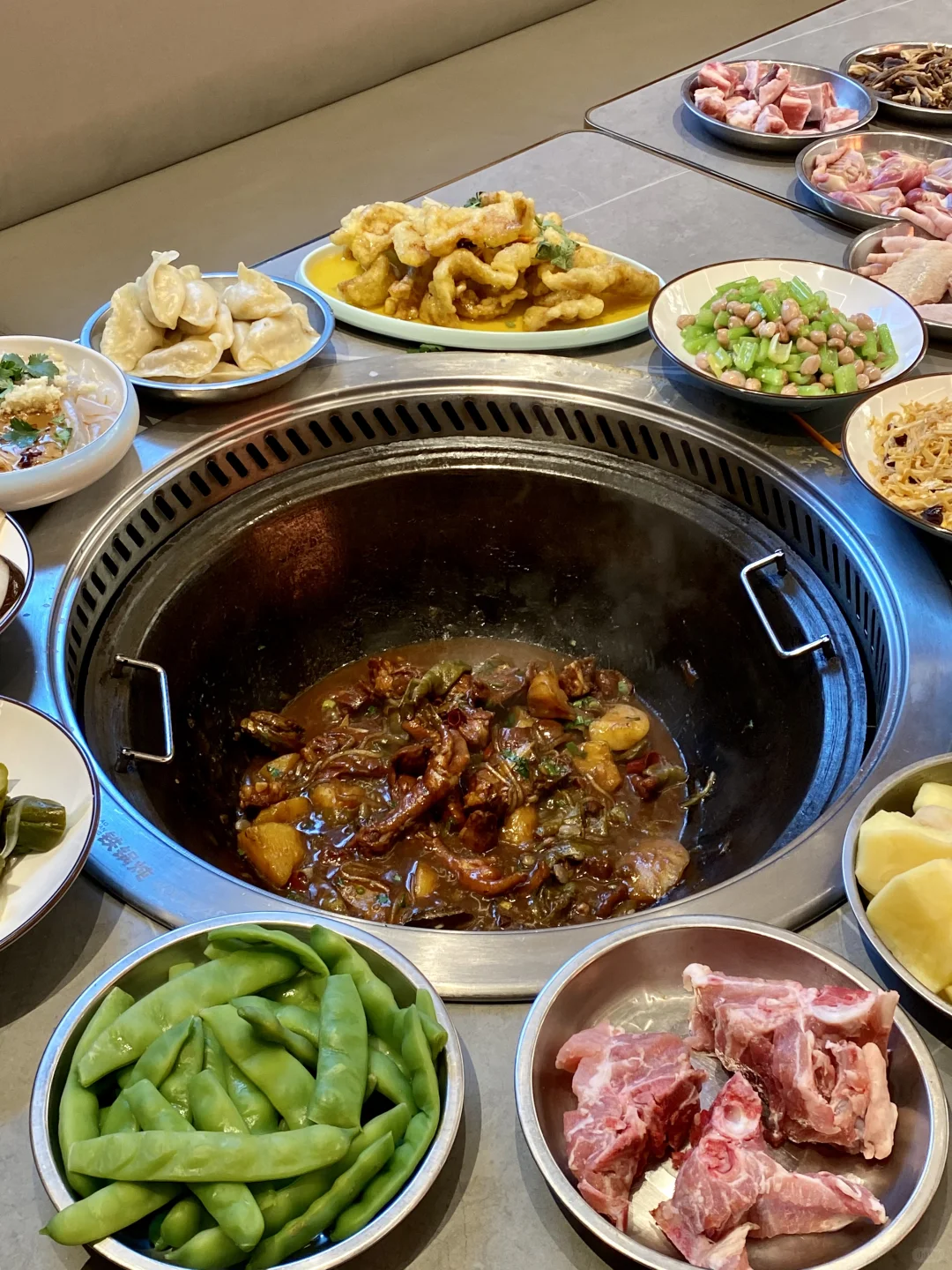 来中央大街，一定要到这里吃铁锅炖！