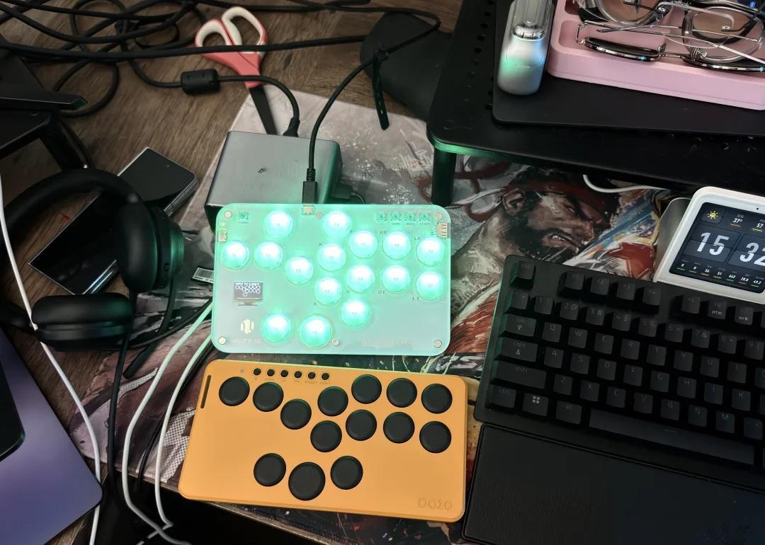 最近入手的两个小号hitbox
haute42 s16 基于树莓派，灯光不错，小