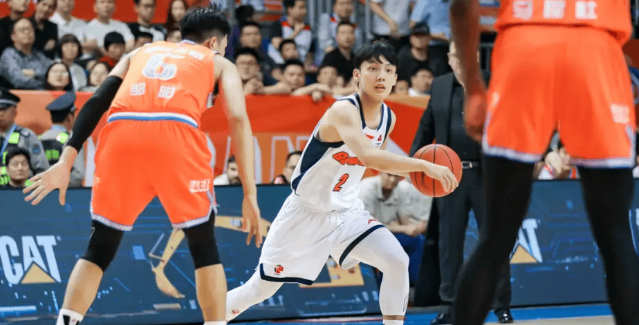 媒体人：广东历史首次砸大钱买内援，但战斗力却远不及预期