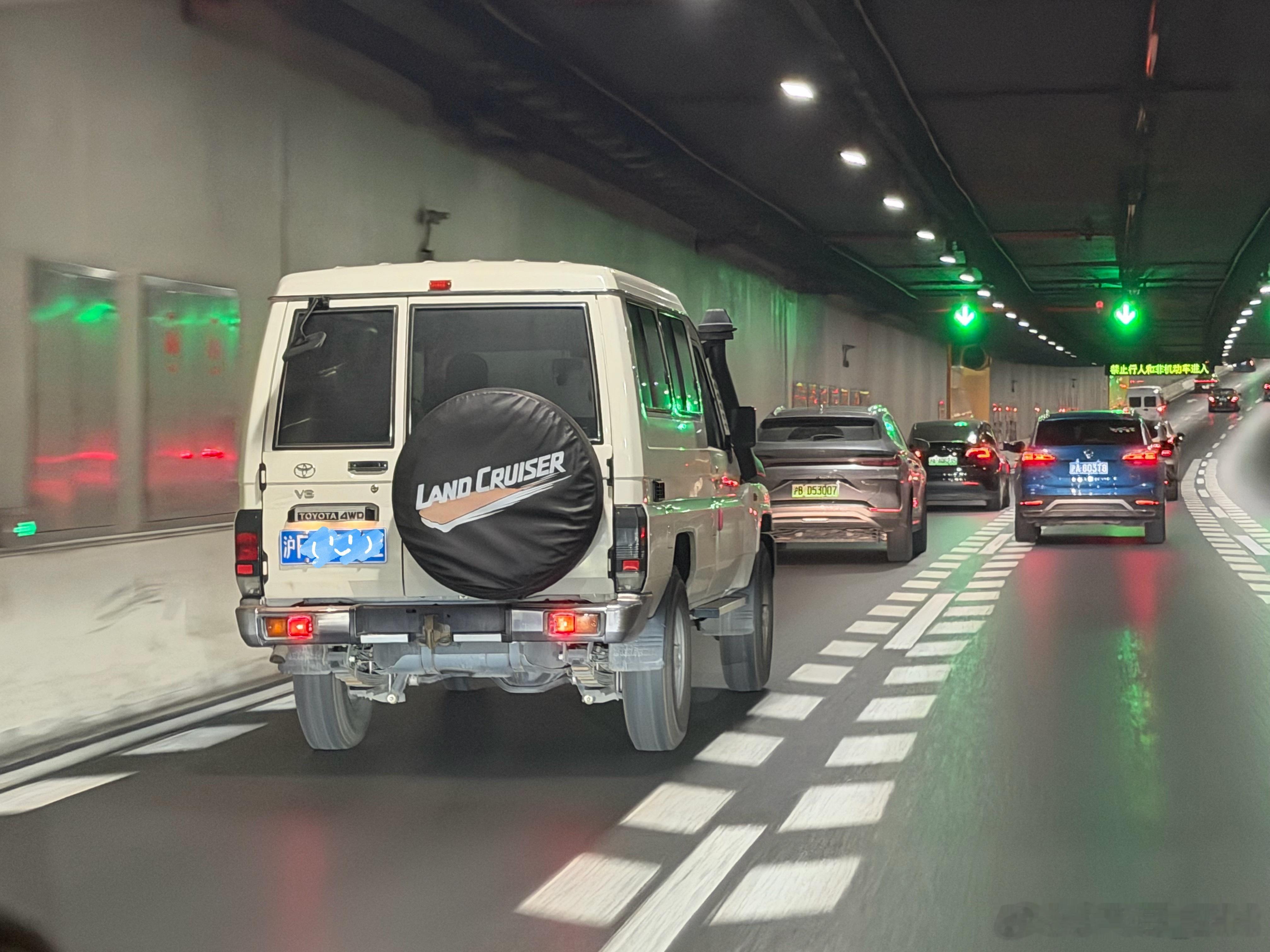 路上偶遇一台丰田运兵车，板簧➕面条胎说丰田LC78是玩越野车的天花板，路虎卫士不