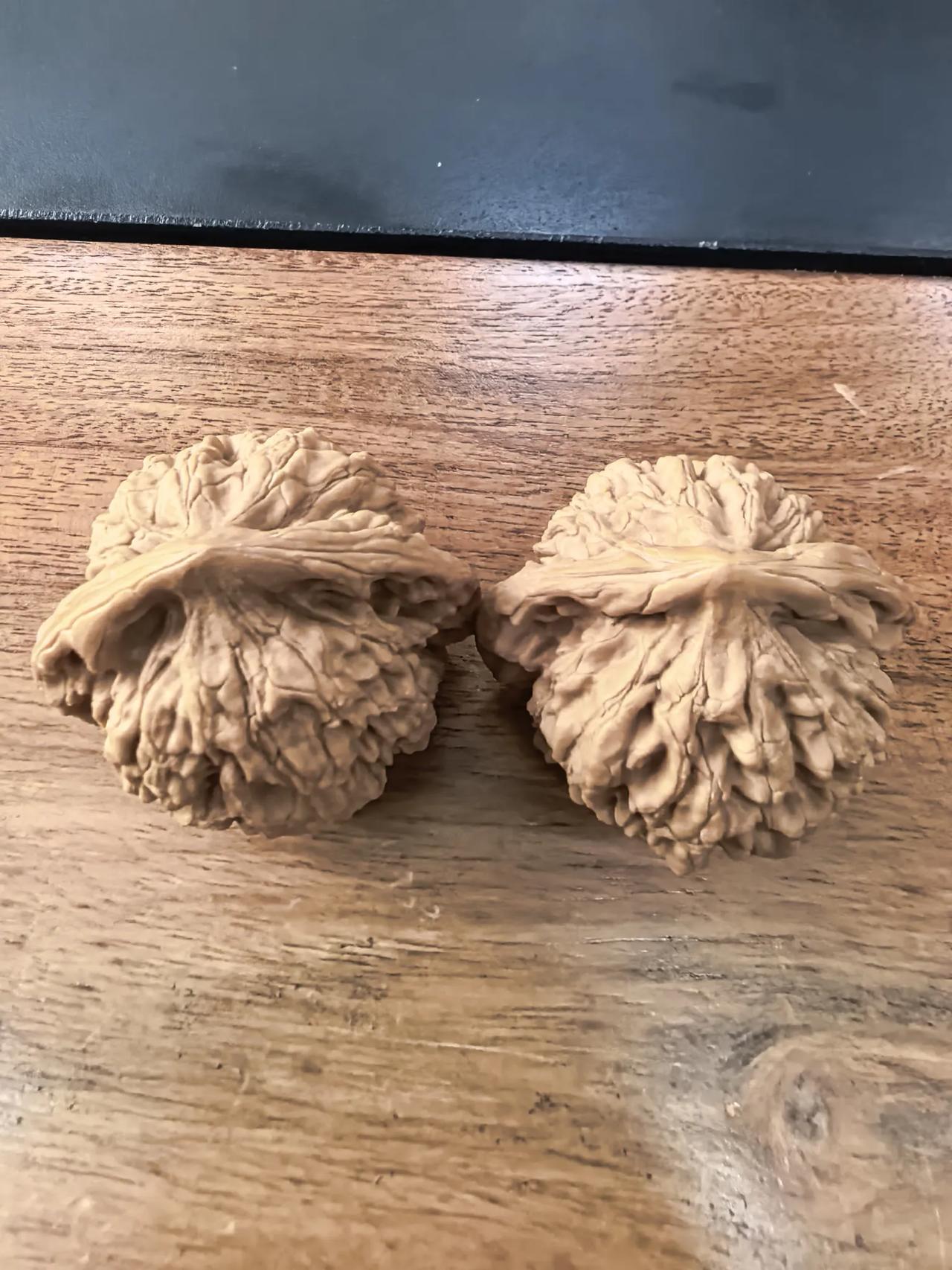 朋友，你玩文玩核桃吗？
晒晒我刚入手的一对文玩核桃官帽。
在某宝上淘得一对文玩核