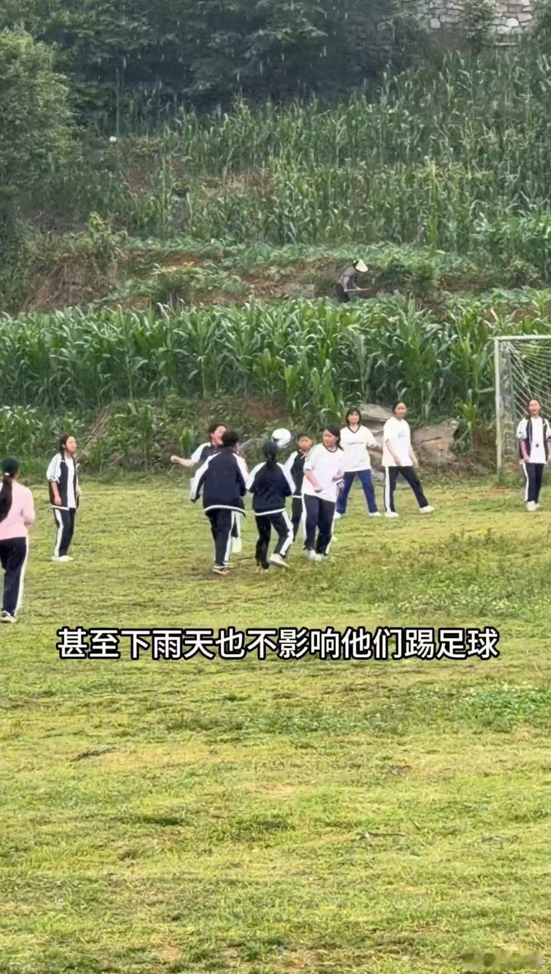 球场外星人女足赵丽娜对话贵州足球少年 坑洼不平的泥土球场，老旧弹跳不稳的足球，球